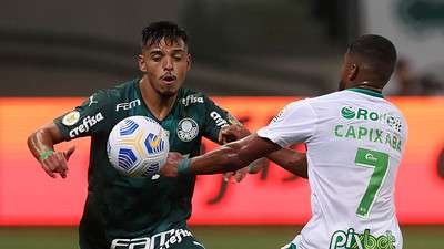 Gabriel Menino do Palmeiras em disputa com Capixaba do Juventude, durante partida válida pela vigésima terceira rodada do Brasileirão 2021, no Allianz Parque.