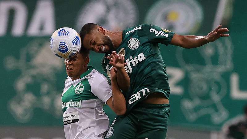 Jorge do Palmeiras em disputa com Sorriso do Juventude, durante partida válida pela vigésima terceira rodada do Campeonato Brasileirão 2021, no Allianz Parque.