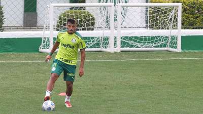 Gabriel Menino durante treino do Palmeiras, na Academia de Futebol.