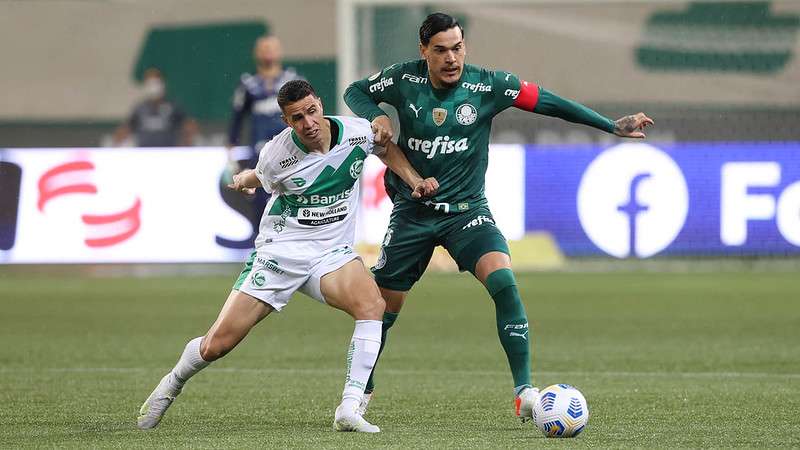 Gustavo Gómez do Palmeiras em disputa com Roberson do Juventude, durante partida válida pela vigésima terceira rodada do Brasileirão 2021, no Allianz Parque.
