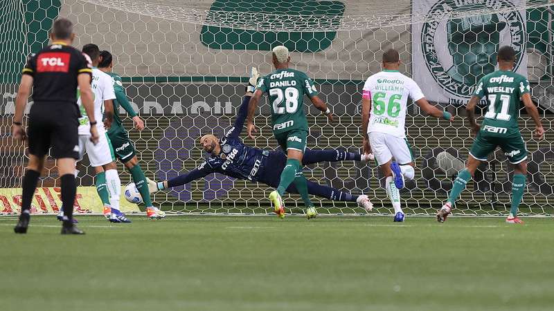 Weverton em jogo do Palmeiras contra o Juventude, durante partida válida pela vigésima terceira rodada, do Campeonato Brasileirão 2021, no Allianz Parque.