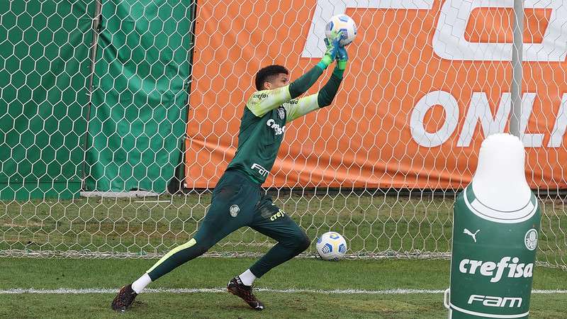 Mateus do Sub-20 do Palmeiras, durante treino com o elenco profissional, na Academia de Futebol.