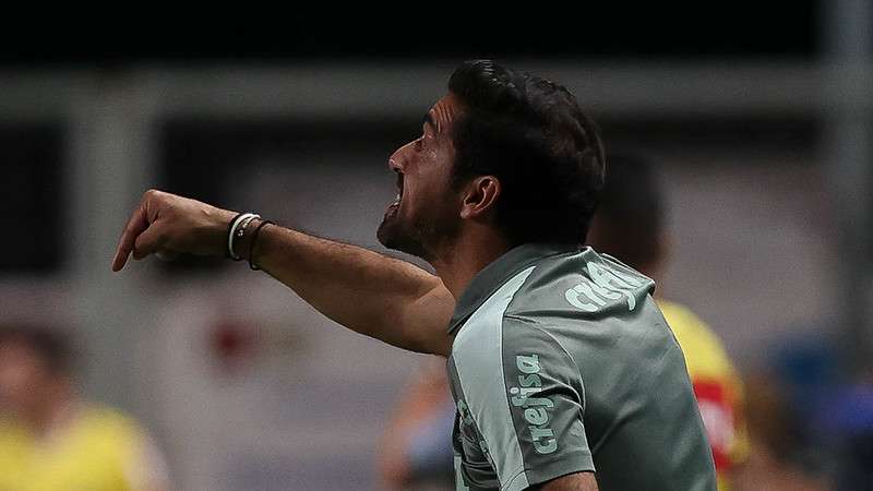 Abel Ferreira em jogo do Palmeiras contra o América-MG, durante partida válida pela vigésima quarta rodada do Brasileirão 2021, no estádio Independência.