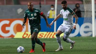 Felipe Melo do Palmeiras em disputa com Fabrício Daniel do América-MG, durante partida válida pela vigésima quarta rodada do Brasileirão 2021, no estádio Independência. Felipe Melo tomou o terceiro amarelo no final do jogo e entrou para a lista de desfalques para o próximo jogo, diante do Bragantino.