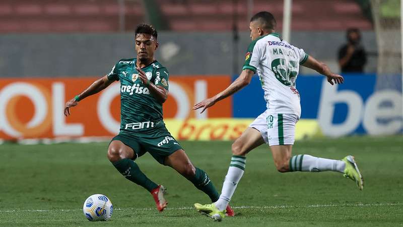 Gabriel Menino do Palmeiras em disputa com Marlon do América-MG, durante partida válida pela vigésima quarta rodada, do Brasileirão 2021, no estádio Independência.