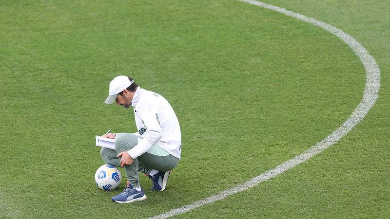 Abel Ferreira durante treinamento do Palmeiras, na Academia de Futebol.