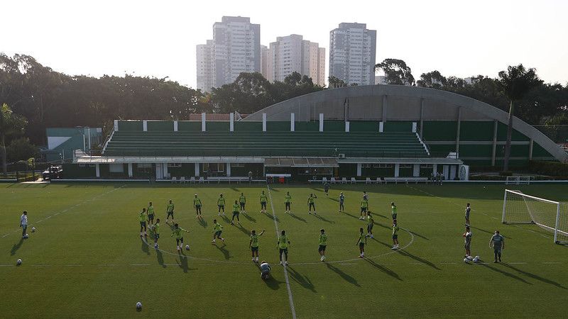 Elenco do Palmeiras durante sessão de treinos na Academia de Futebol.