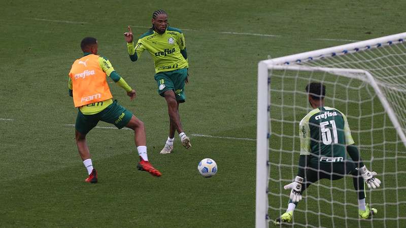 Luiz Adriano durante treino do Palmeiras, na Academia de Futebol.