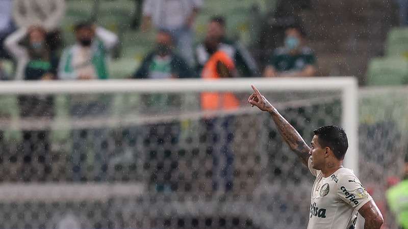 Dudu comemora seu gol pelo Palmeiras contra o Red Bull Bragantino durante partida válida pela vigésima quinta rodada do Brasileirão 2021, no Allianz Parque.