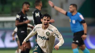 Raphael Veiga comemora seu gol pelo Palmeiras contra o Red Bull Bragantino, durante partida válida pela vigésima quinta rodada do Brasileirão 2021, no Allianz Parque.