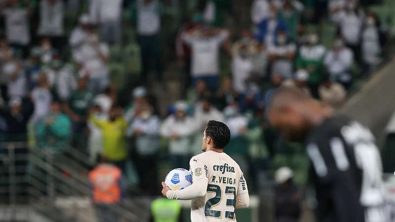 Raphael Veiga comemora seu gol pelo Palmeiras contra o Red Bull Bragantino, durante partida válida pela vigésima quinta rodada do Brasileirão 2021, no Allianz Parque.
