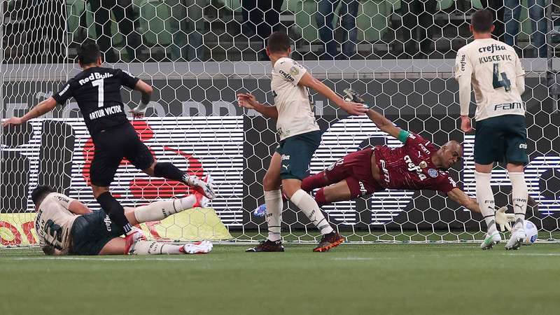 Renan e Kuscevic observam Jailson, em jogo do Palmeiras contra o Red Bull Bragantino durante partida válida pela vigésima quinta rodada do Brasileirão 2021, no Allianz Parque.