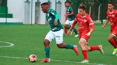 Equipe Sub-16 do Palmeiras durante partida contra o Audax, válida pela Paulista Cup.