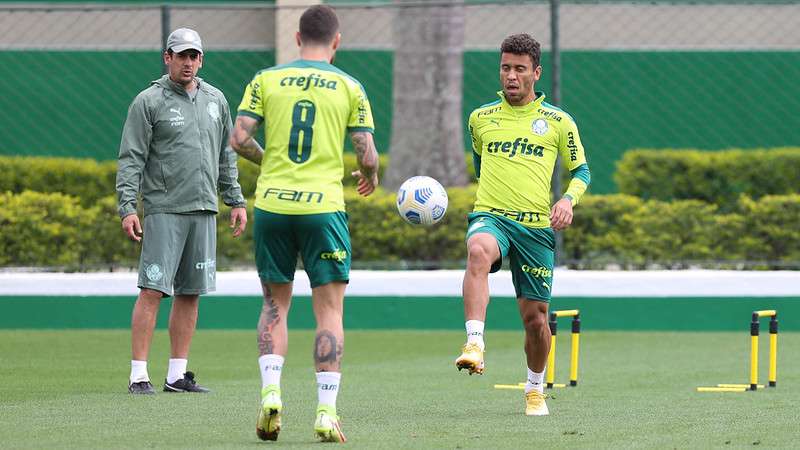 Zé Rafael e Marcos Rocha durante treino do Palmeiras, na Academia de Futebol.