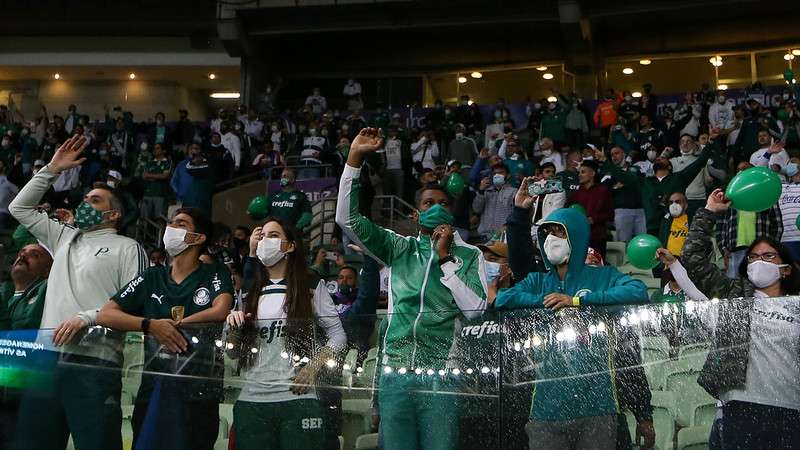 A torcida do Palmeiras em jogo contra o Red Bull Bragantino, durante partida válida pela vigésima quinta rodada do Brasileirão 2021, no Allianz Parque.