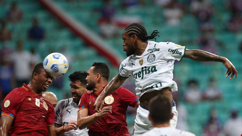 Luiz Adriano em jogo do Palmeiras contra o Bahia, durante partida válida pela vigésima sexta rodada do Brasileirão 2021, na Fonte Nova.