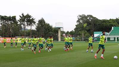 Elenco do Palmeiras durante treino na Academia de Futebol.