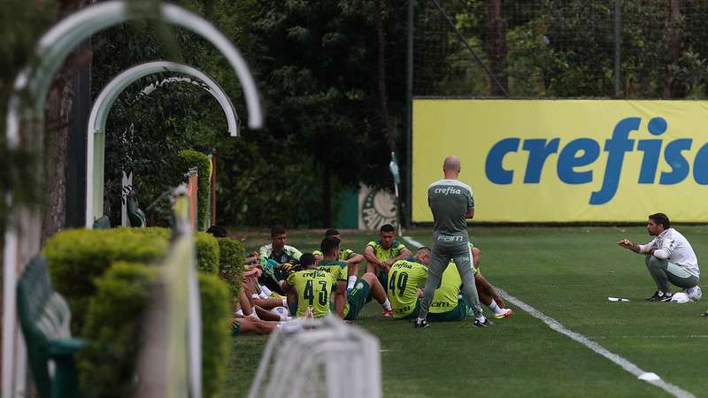 Abel Ferreira conversa com o elenco durante treino do Palmeiras na Academia de Futebol.