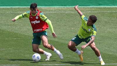 Victor Luis e Marcos Rocha, durante atividades no treinamento do Palmeiras, na Academia de Futebol.