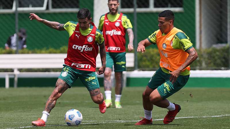 Dudu e Naves em disputa e observados por Zé Rafael, durante atividades em treinamento do Palmeiras, na Academia de Futebol.