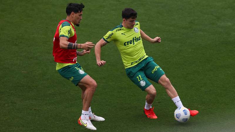 Gustavo Gómez e Joaquín Piquerez, durante treino do Palmeiras, na Academia de Futebol.