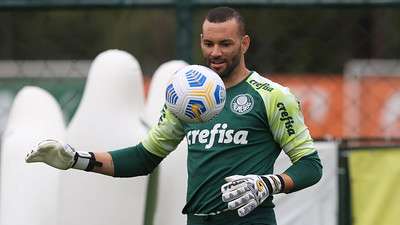 Weverton durante treino do Palmeiras na Academia de Futebol.