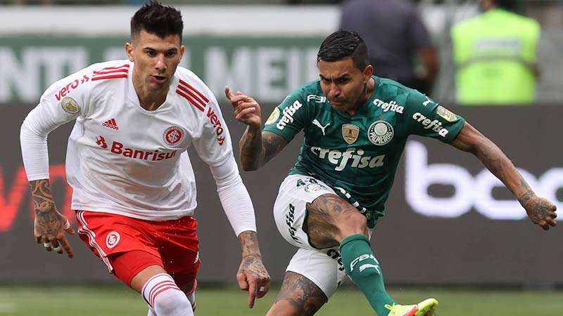 Dudu do Palmeiras, disputa bola com Cuesta do Internacional, durante partida válida pela vigésima sétima rodada do Brasileirão 2021, no Allianz Parque.