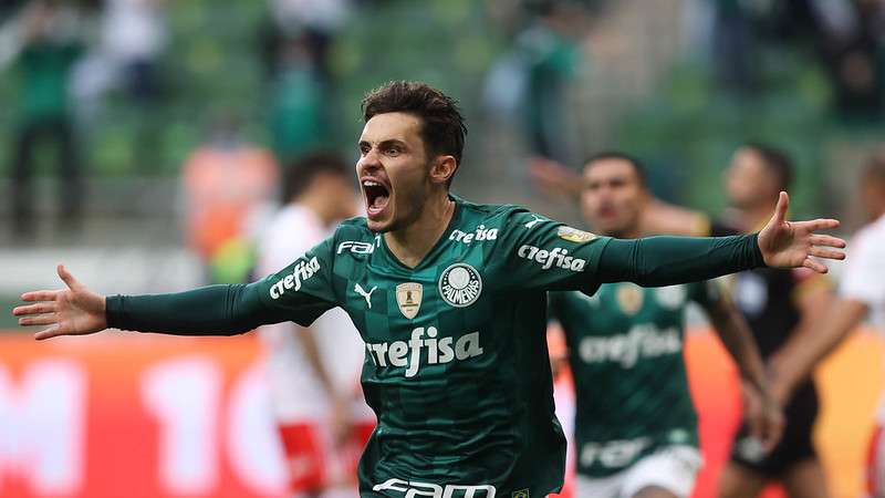 Raphael Veiga comemora seu gol pelo Palmeiras contra o Internacional, durante partida válida pela vigésima sétima rodada do Brasileirão 2021, no Allianz Parque.