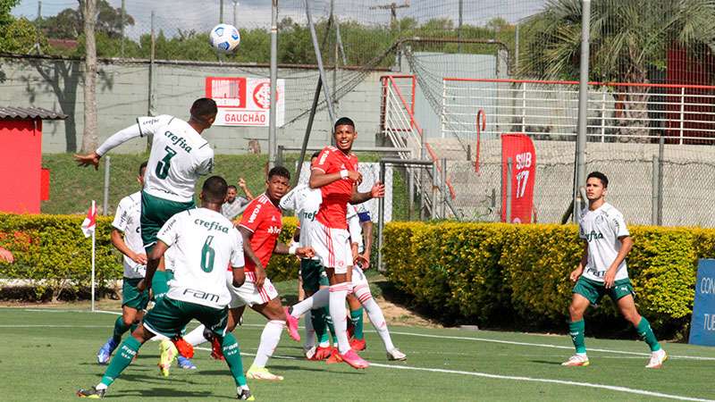 Sub-20 do Palmeiras em jogo contra o Internacional, em Alvorada-RS, no duelo de ida das quartas de final do Campeonato Brasileiro da categoria.