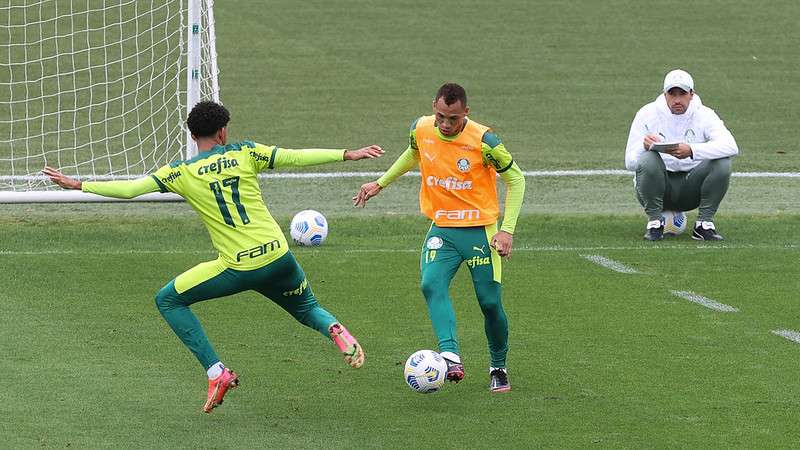 Matheus Fernandes e Breno Lopes realizam atividades observados por Abel Ferreira, durante treinamento do Palmeiras na Academia de Futebol.