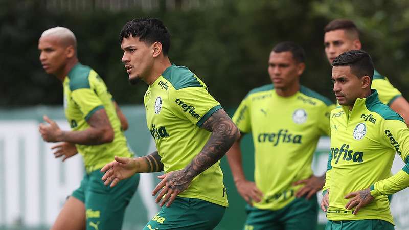 Gustavo Gómez em primeiro plano, junto com companheiros de elenco: Dudu, Deyverson, Gabriel Veron e Renan, durante treinamento do Palmeiras, na Academia de Futebol.