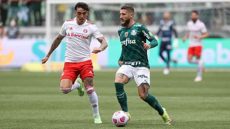 Zé Rafael do Palmeiras, em disputa com Saraiva do Internacional, durante partida válida pela vigésima sétima rodada do Brasileirão 2021, no Allianz Parque.