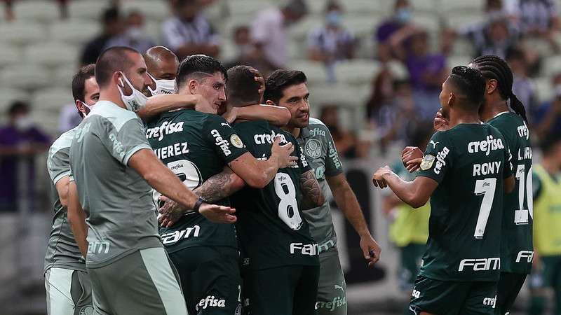 Elenco do Palmeiras comemora o gol de Zé Rafael contra o Ceará, durante partida válida pela décima nona rodada do Brasileirão 2021, no Castelão.