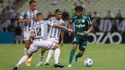 Gustavo Scarpa do Palmeiras em disputa com jogadores do Ceará, durante partida válida pela décima nona rodada do Brasileirão 2021, no Castelão.