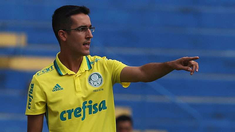 Paulo Victor Gomes é o novo técnico do Sub-20 do Palmeiras. PV chegou a treinar a categoria Sub-15 do Verdão e, anteriormente, estava comandando a Seleção Brasileira Sub-17.