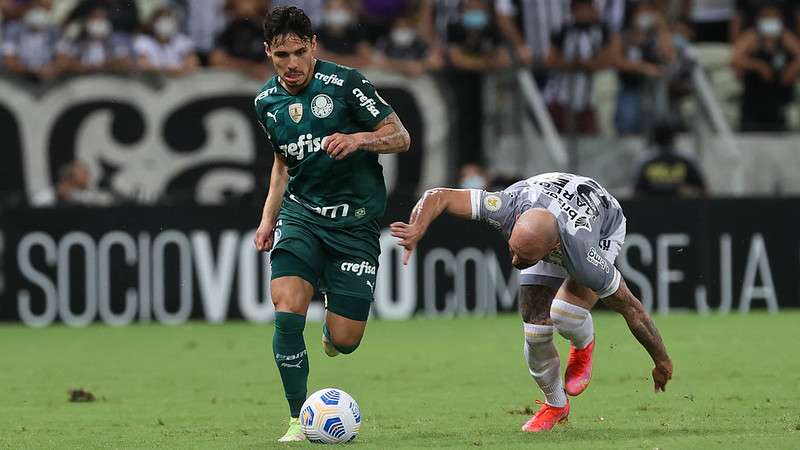 Raphael Veiga do Palmeiras em disputa com Marlon do Ceará, durante partida válida pela décima nona rodada do Brasileirão 2021, no Castelão.