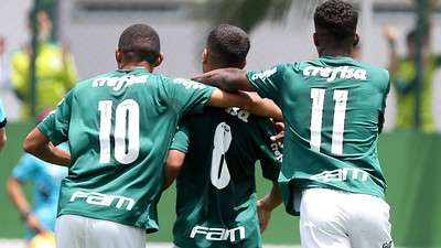 Jogadores do Palmeiras comemoram gol contra o Audax em partida válida pela segunda rodada da segunda fase do Campeonato Paulista Sub-20, na Academia de Futebol 2, em Guarulhos-SP.