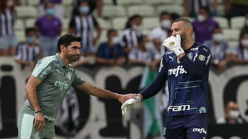 Abel Ferreira e Weverton do Palmeiras em jogo contra o Ceará, durante partida válida pela décima nona rodada do Brasileirão 2021, no Castelão.