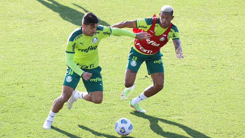 Victor Luis e Danilo durante treino do Palmeiras, na Academia de Futebol.