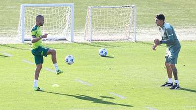 Mayke e o fisiologista Rudy Pracidelli, durante treino do Palmeiras, na Academia de Futebol.