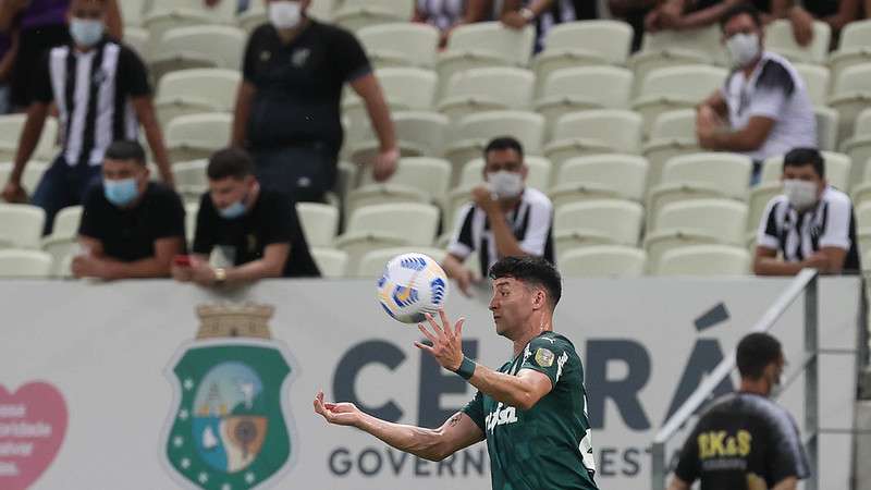 Joaquín Piquerez em jogo do Palmeiras contra o Ceará, durante partida válida pela décima nona rodada do Brasileirão 2021, no Castelão.