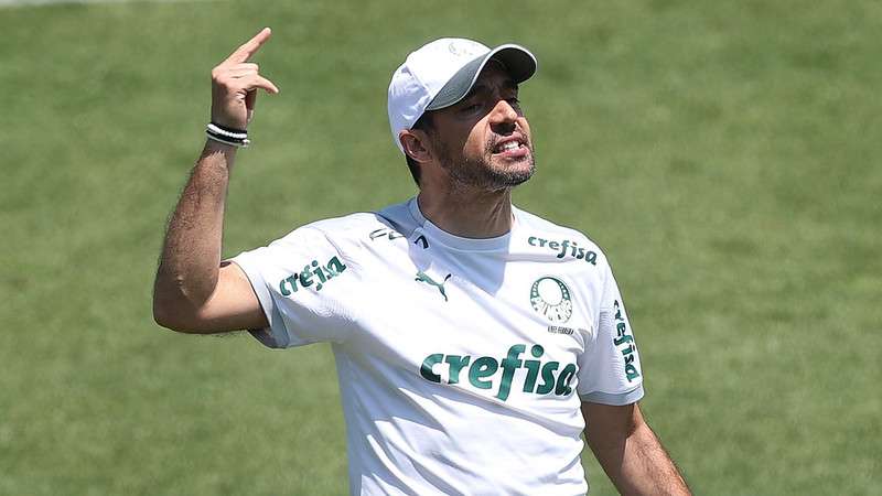 Abel Ferreira durante treino do Palmeiras na Academia de Futebol.