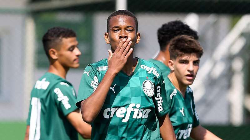 O atacante Estêvão, de apenas 14 anos, marcou um dos gols da vitória do Palmeiras Sub-15.