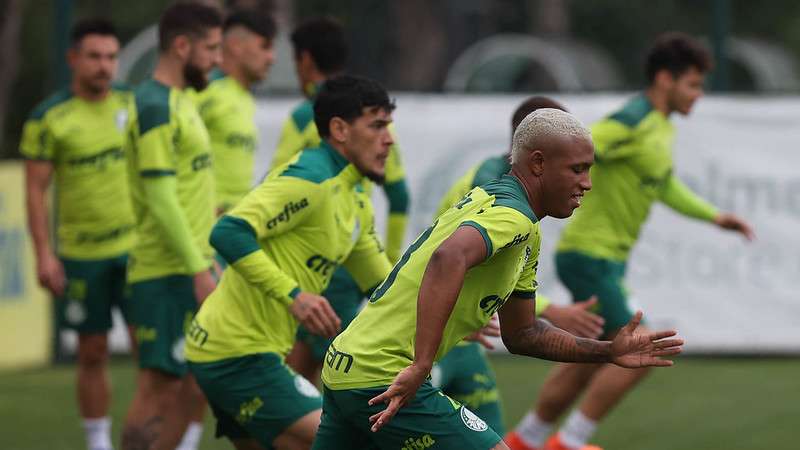 Danilo e demais jogadores do elenco do Palmeiras, durante treinamento promovido pelo técnico Abel Ferreira, na Academia de Futebol.