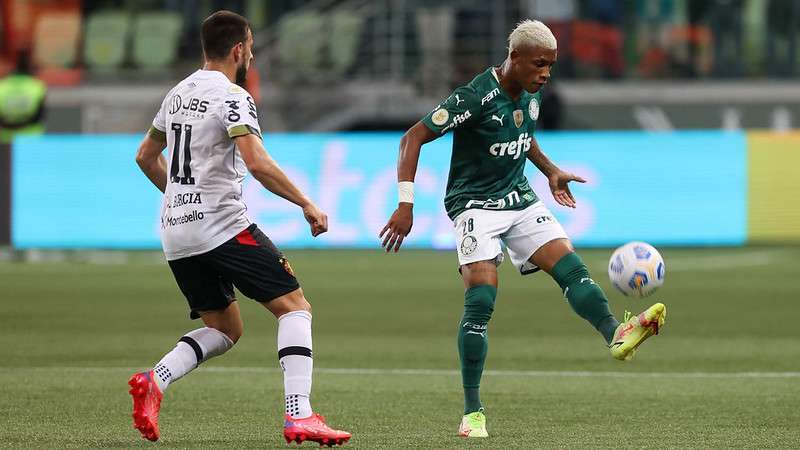 Danilo do Palmeiras, em disputa com Leandro Barcia do Sport, durante partida válida pela vigésima oitava rodada do Brasileirão 2021, no Allianz Parque.