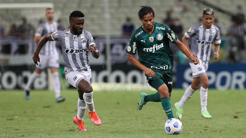 Gustavo Scarpa do Palmeiras em disputa com Mendoza do Ceará, durante partida válida pela décima nona rodada do Brasileirão, no Castelão.