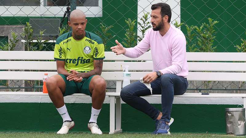 Kaylan e Edu Dracena conversam durante treinamento do Palmeiras, na Academia de Futebol.