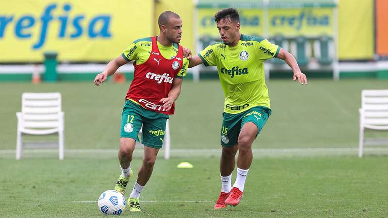 Mayke e Gabriel Menino durante treinamento do Palmeiras, na Academia de Futebol.