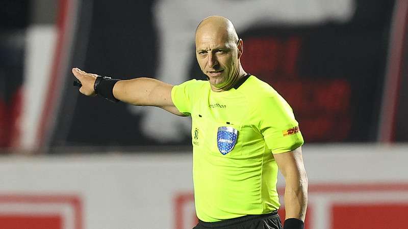 Nestor Pitana em jogo do Palmeiras contra o SPFC, durante primeira partida válida pelas quartas de final da Libertadores 2021, no Morumbi.