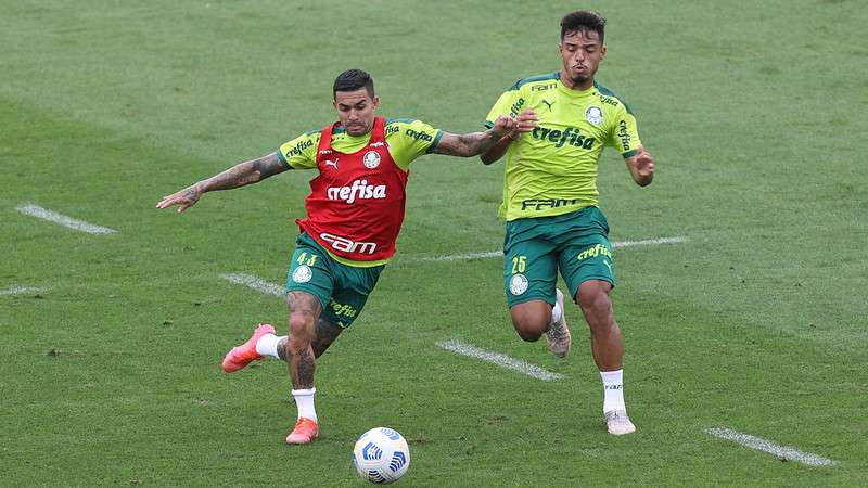 Dudu e Gabriel Menino durante treinamento tático do Palmeiras, na Academia de Futebol.